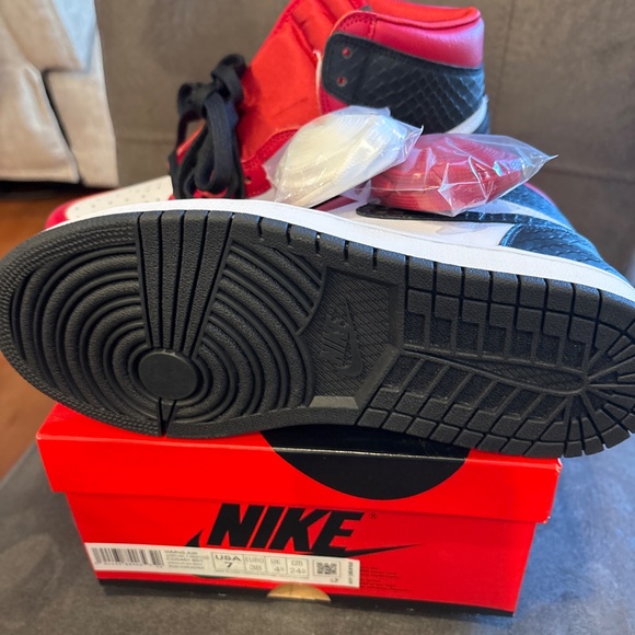 NIB NEW Women’s Air Jordan 1 Retro High OG Satin Sneakers Size 7 - Picture 6 of 6